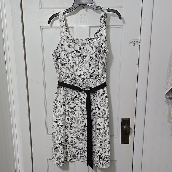 Alyn Paige Dresses & Skirts - Alyn Paige Floral Black and White Dress 13/14 Belt & Zipper Back